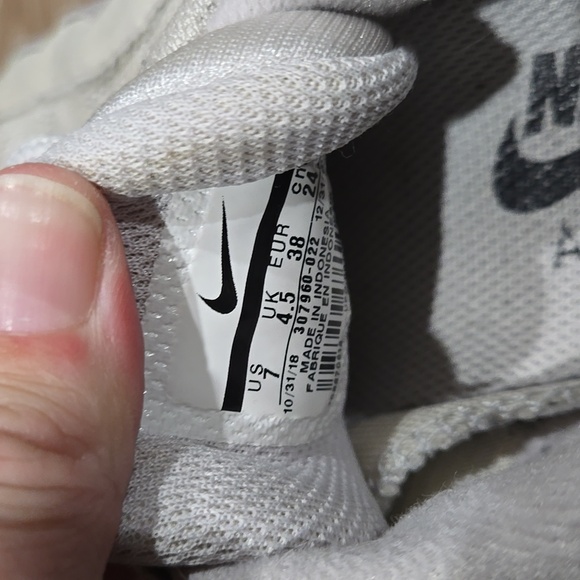 Nike Women's sz 7 Athletic Shoes - Picture 7 of 7